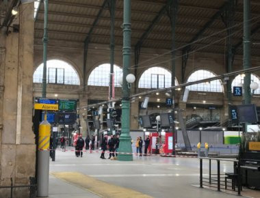 ΕΚΤΑΚΤΟ: Άντρας οπλισμένος με μαχαίρι στον σταθμό Γκαρ ντι Νορ στο Παρίσι (φώτο,βίντεο)